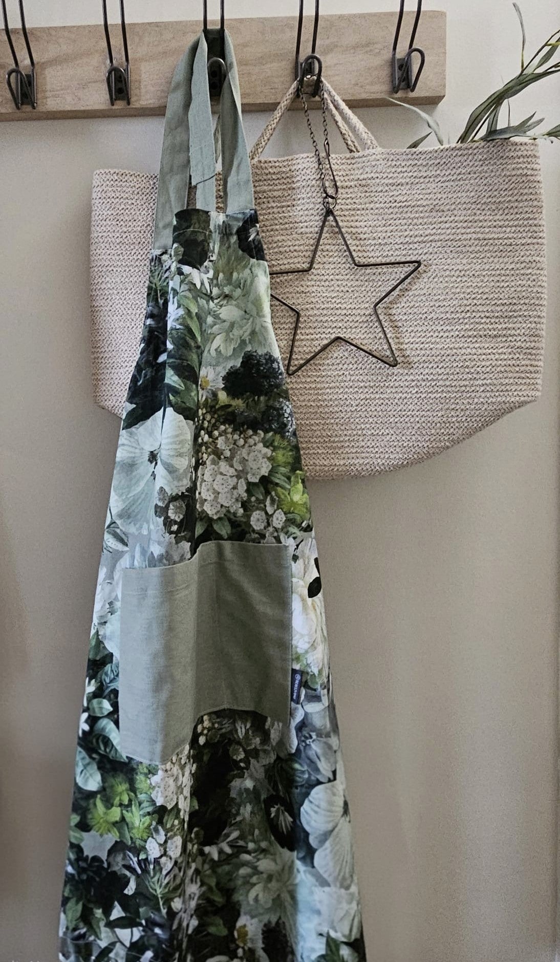 Florian cotton apron with dual patch pockets